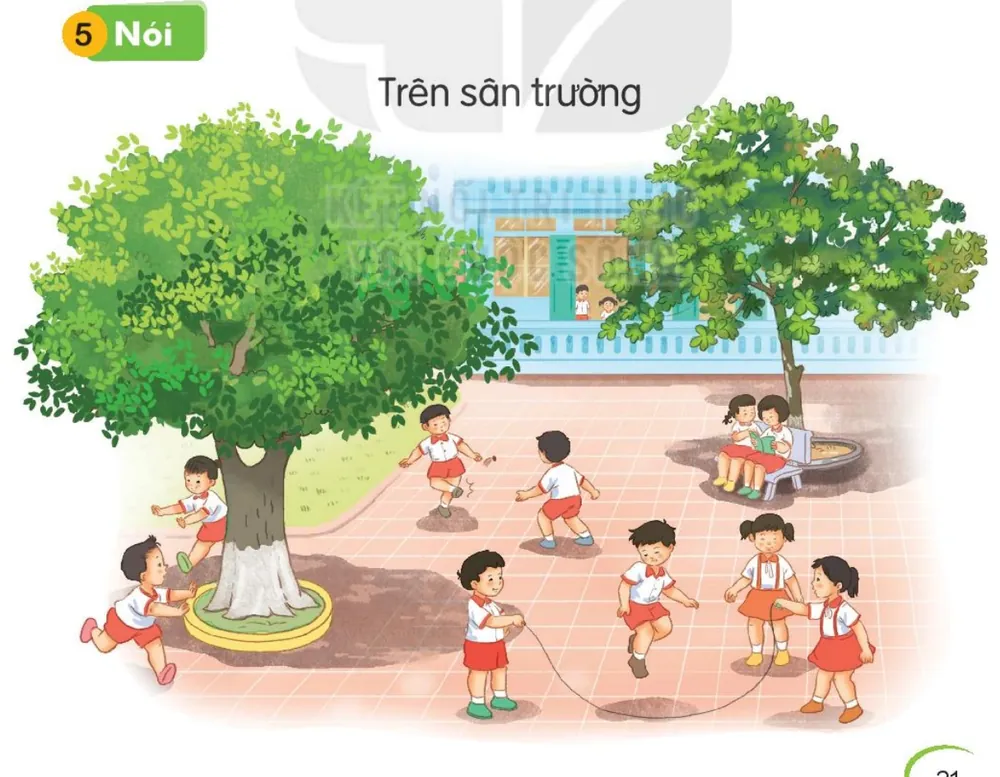 học sinh chơi nhảy dây, đá cầu, đọc sách dưới gốc cây trên sân trường.
