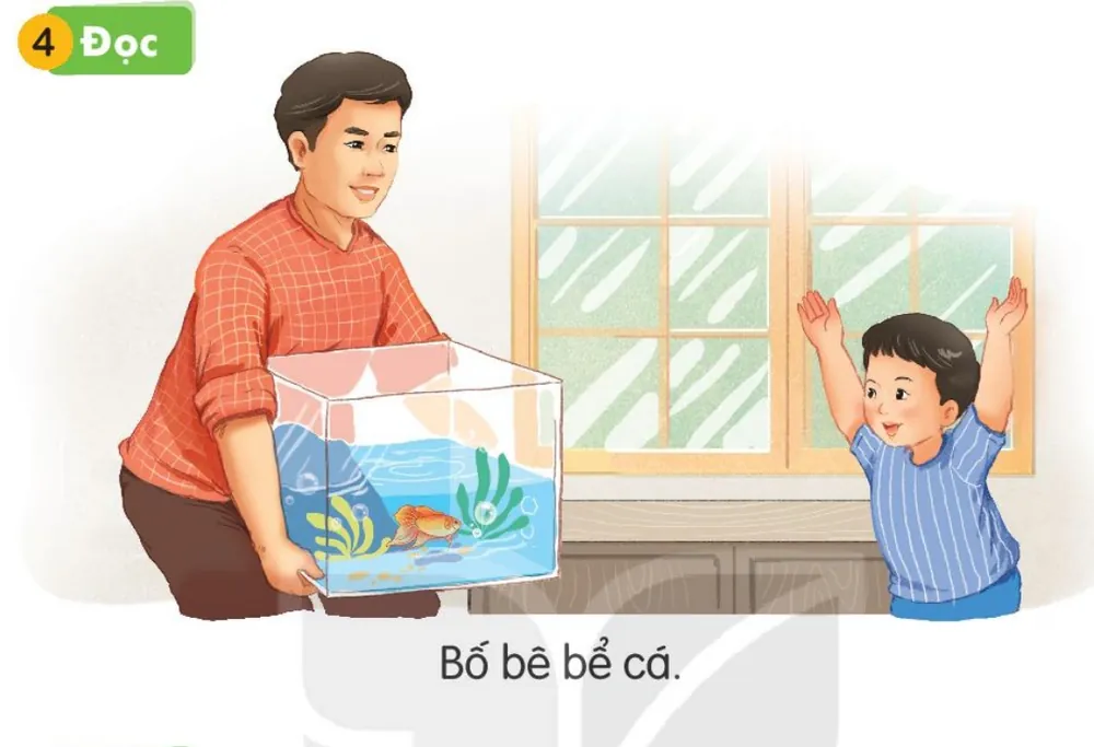 bố bê bể cá, bé giơ tay reo mừng.