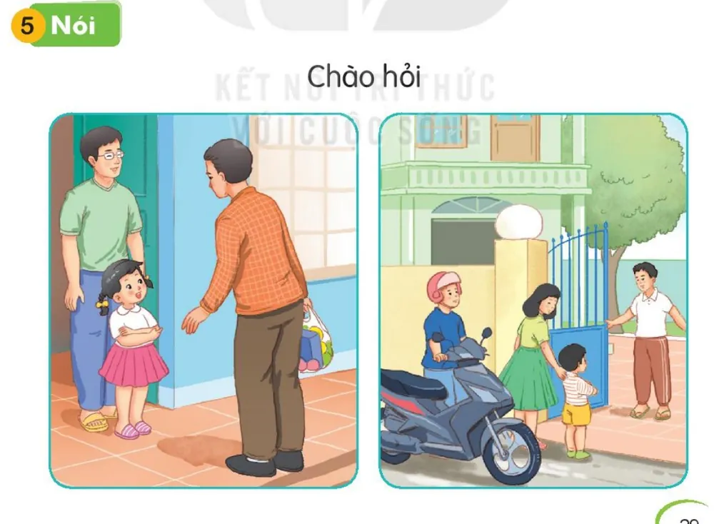 bé khoanh tay chào khách đến nhà; bé chào người thân trước cổng nhà.