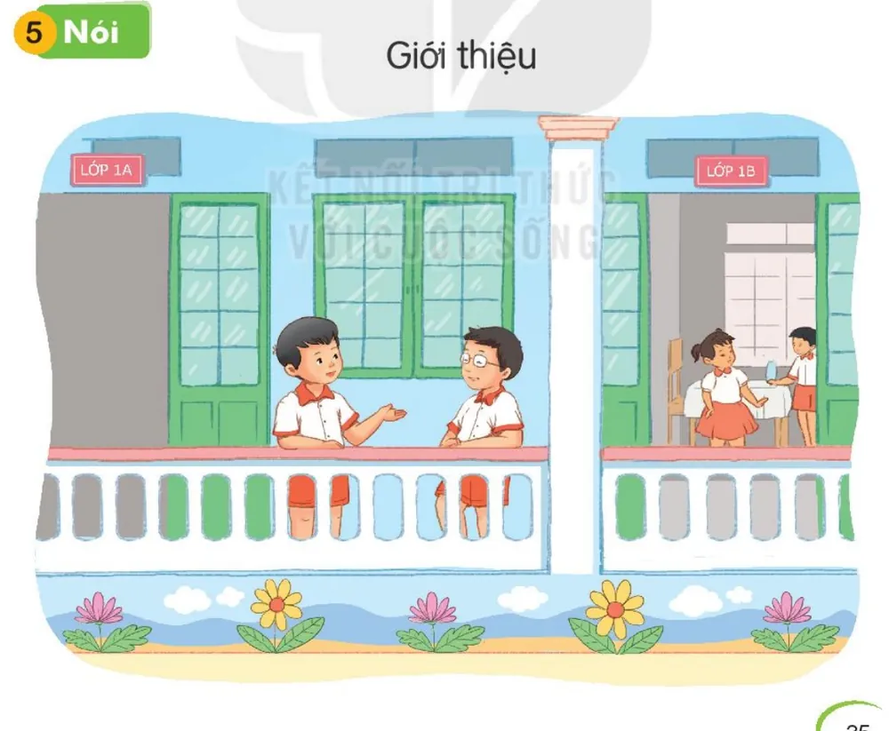 hai bạn nhỏ trò chuyện, làm quen trên hành lang trước lớp 1A, lớp 1B.