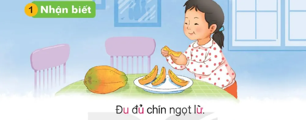 bé ăn những miếng đu đủ chín.