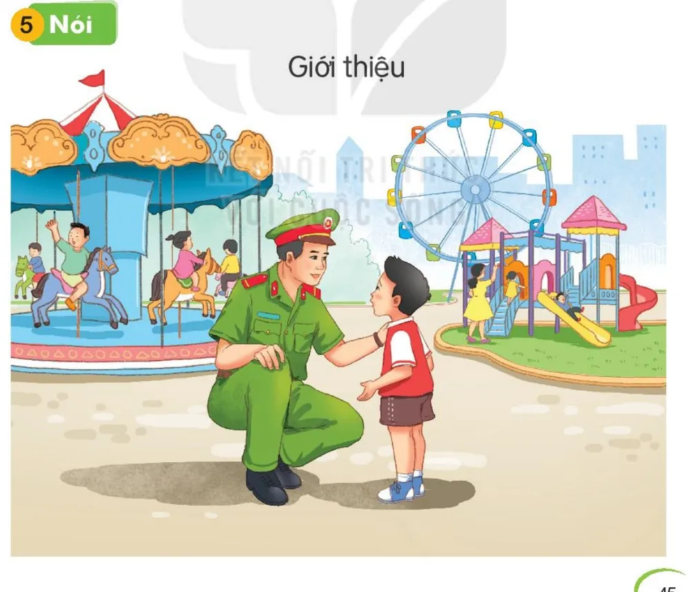 Chú công an ngồi xuống trò chuyện với một bạn nhỏ ở khu vui chơi.