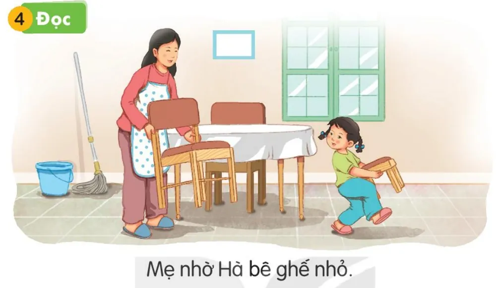 Mẹ kê ghế bàn ăn, Hà bê chiếc ghế nhỏ. Câu dưới tranh: "Mẹ nhờ Hà bê ghế nhỏ."