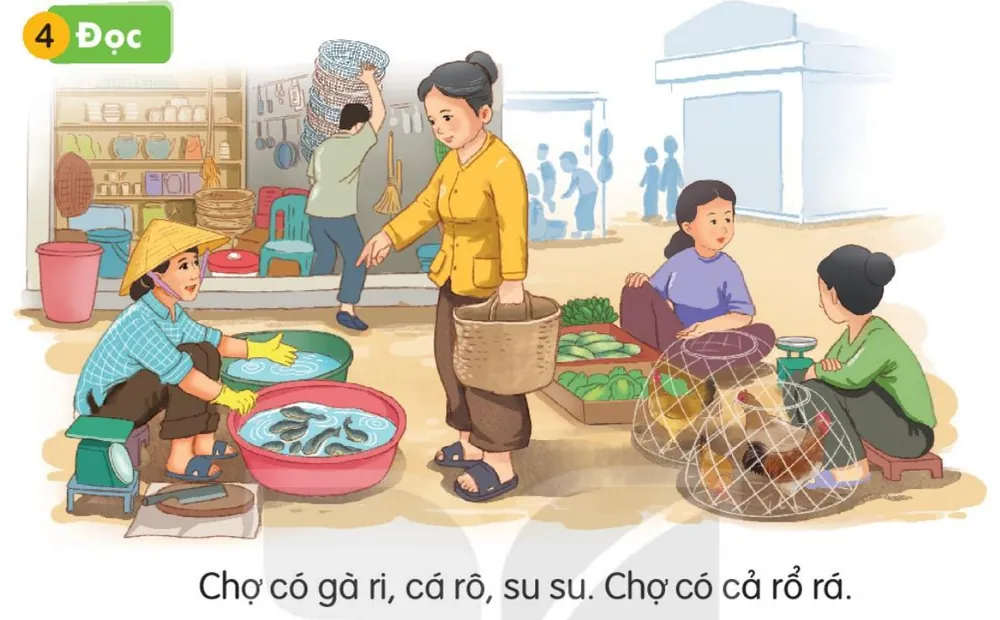Bà xách giỏ đi chợ, có người bán cá, bán rau, bán gà. Câu dưới tranh: "Chợ có gà ri, cá rô, su su. Chợ có cả rổ rá."