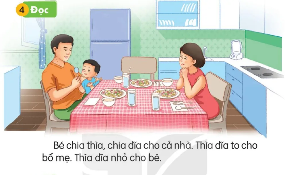 Cả nhà ngồi quanh bàn ăn, bé đưa thìa cho bố. Câu dưới tranh: "Bé chia thìa, chia dĩa cho cả nhà. Thìa dĩa to cho bố mẹ. Thìa dĩa nhỏ cho bé."