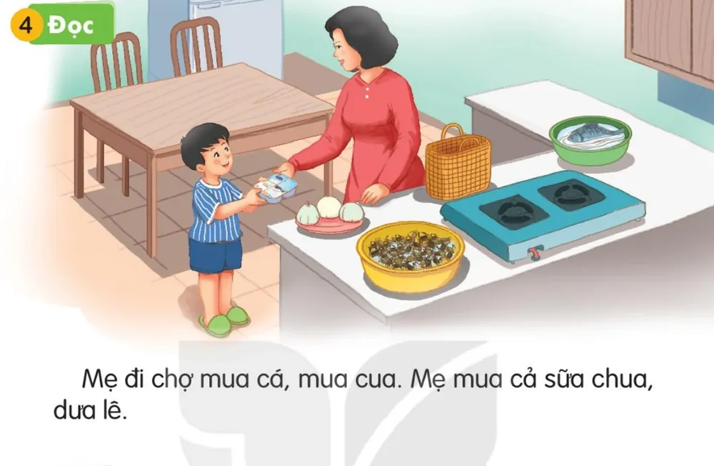 Mẹ đi chợ về, bạn nhỏ đỡ đồ mẹ mua trong bếp. Câu dưới tranh: "Mẹ đi chợ mua cá, mua cua. Mẹ mua cả sữa chua, dưa lê."