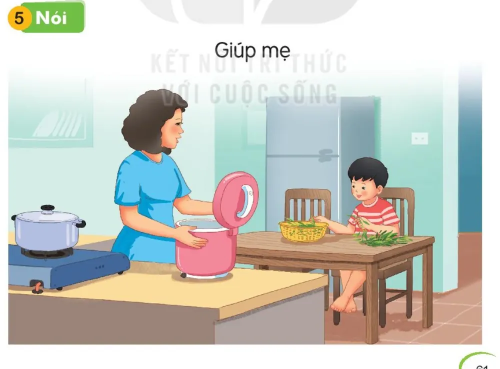 Mẹ nấu cơm trong bếp, bạn nhỏ ngồi nhặt rau giúp mẹ.