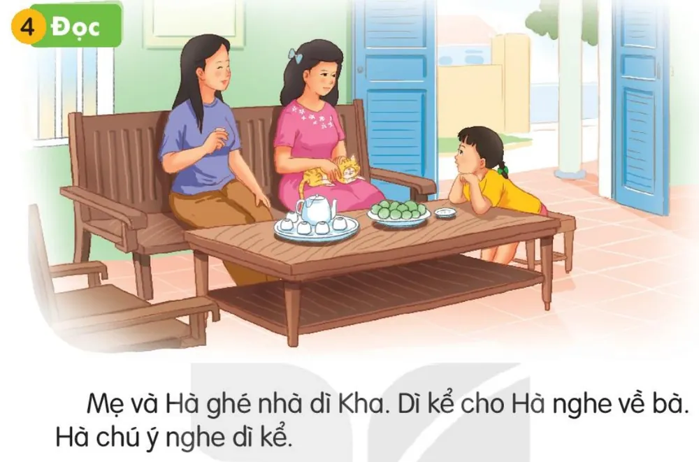 Mẹ và Hà ngồi uống trà nghe dì kể chuyện. Câu dưới tranh: "Mẹ và Hà ghé nhà dì Kha. Dì kể cho Hà nghe về bà. Hà chú ý nghe dì kể."