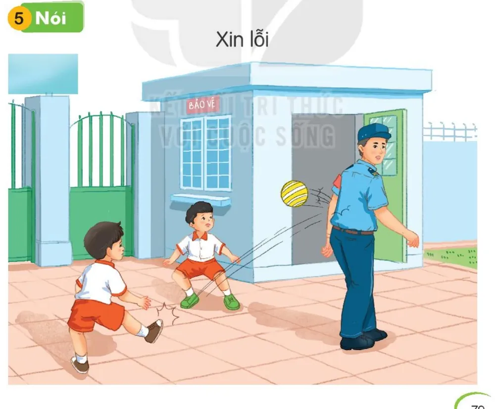 hai bạn nhỏ đá bóng trước cổng trường, quả bóng bay trúng chú bảo vệ.