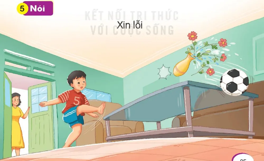 bạn nhỏ đá bóng trong nhà làm đổ bình hoa, mẹ đứng ở cửa.