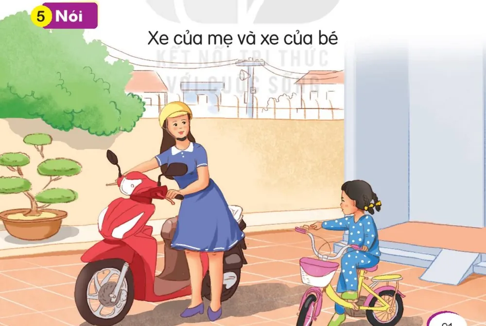 mẹ dắt xe máy, bé ngồi trên xe đạp nhỏ.