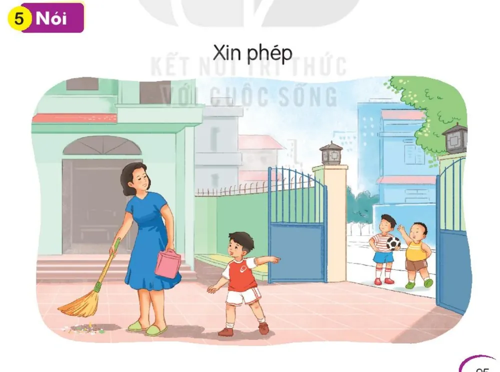 mẹ quét sân, bạn nhỏ chỉ ra cổng nơi hai bạn cầm bóng đang đợi.