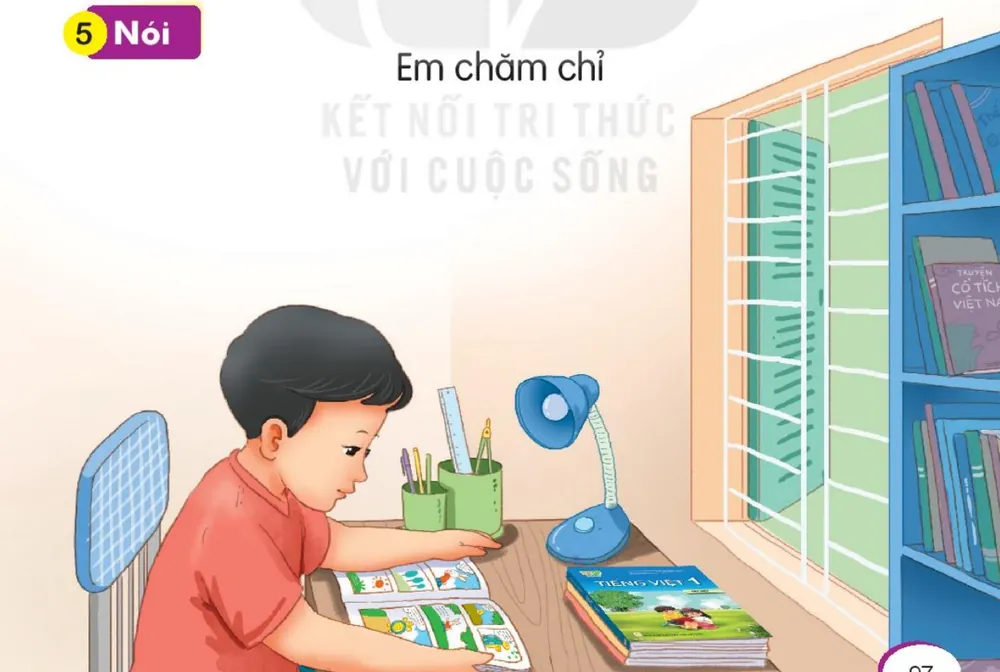 bạn nhỏ ngồi bàn học đọc sách bên đèn.