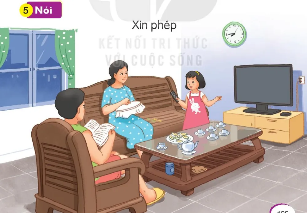 bé gái cầm điều khiển, xin phép bố mẹ đang ngồi ở phòng khách.