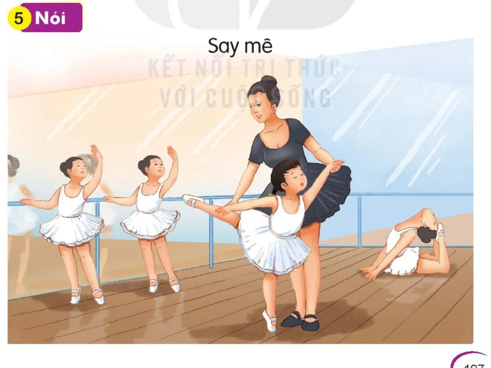 cô giáo hướng dẫn các bạn nhỏ tập múa ba lê.