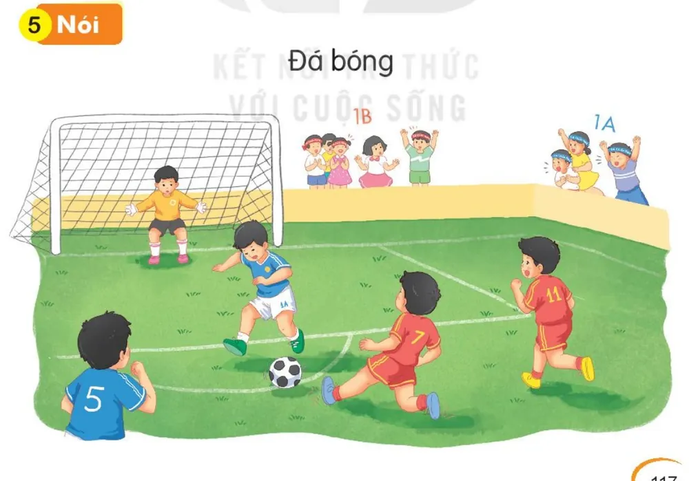 các bạn lớp 1A và 1B thi đá bóng, các bạn khác cổ vũ.