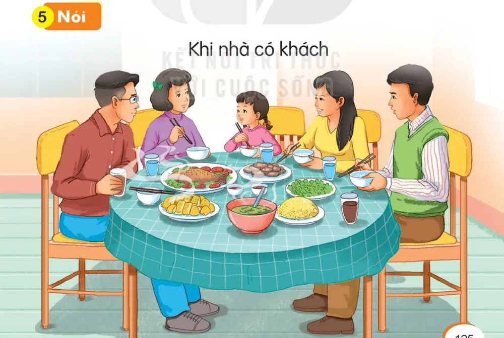 cả nhà cùng khách ngồi ăn cơm quanh bàn.