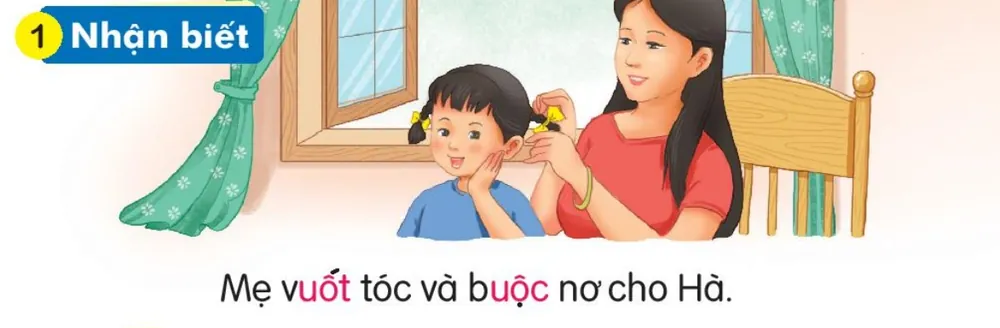 mẹ buộc tóc cho Hà bên cửa sổ. Câu dưới tranh: "Mẹ vuốt tóc và buộc nơ cho Hà."